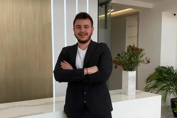 Dt.Burak Irkörücü(Nilüfer Fsm Diş hekimi - Bursa implant tedavisi- estetik gülüş tasarımı-zirkonyum protez uygulaması) - Diş Hekimi - Bursa Nilüfer