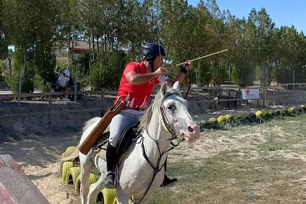 Eyüpsultan ATLI Sporlar Derneği (Atlı Okçuluk ve Binicilik Merkezi) ESATLIDER - At Binme Hizmeti - İstanbul Esenyurt