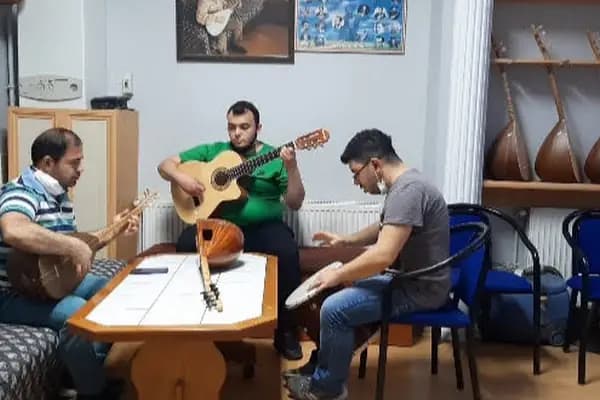 Öz Şahin Saz Evi - Müzik aletleri mağazası - İstanbul Bakırköy