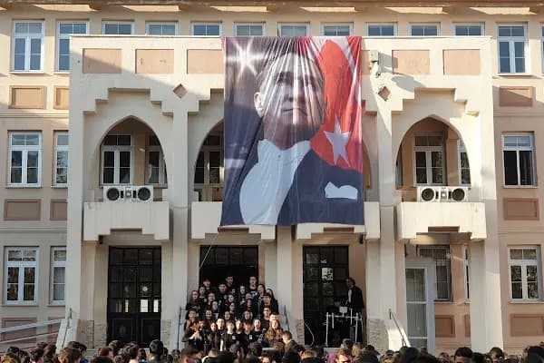 Mehmet Akif Ersoy Anadolu Lisesi - Okul - İzmir Bayraklı