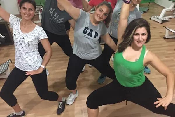 B-fit Bayraklı - Manavkuyu Kadınların Spor ve Yaşam Merkezi - Spor salonu - İzmir Balçova