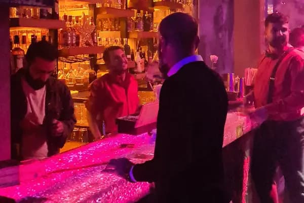Vecihi Bar - Gece kulübü - İzmir Konak