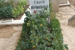 Tahir Büyükkörükçü Hocaefendi Mezarı