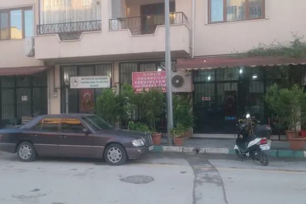 Gemlik Pazarcılar Yardımlaşma Ve Dayanışma Dernek Lokali - Kafe - Bursa Osmangazi