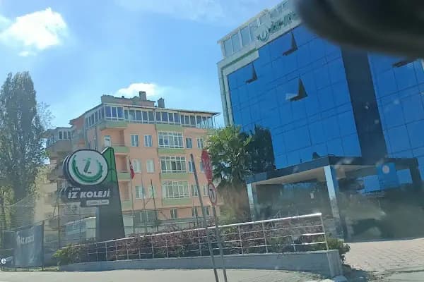 Balıkesir Özel İz Koleji Selma Caner Ortaokulu - Eğitim Kurumu - Balıkesir Altıeylül