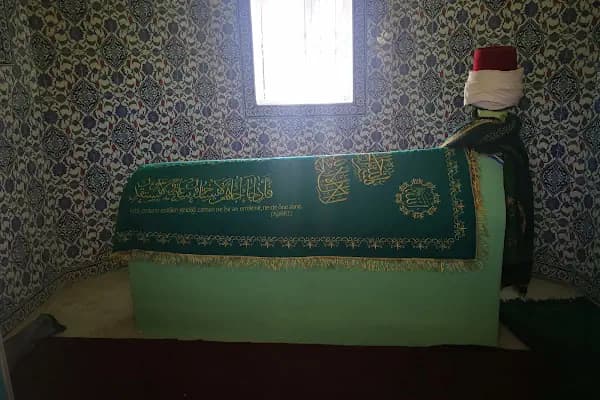 Sarı Şeyh Hüseyin Efendi Türbesi - Turistik Yer - İstanbul Sarıyer