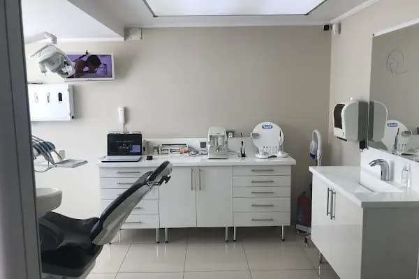 Diş Hekimi Erkan Özçıkrıkcı - Doktor - İzmir Aliağa
