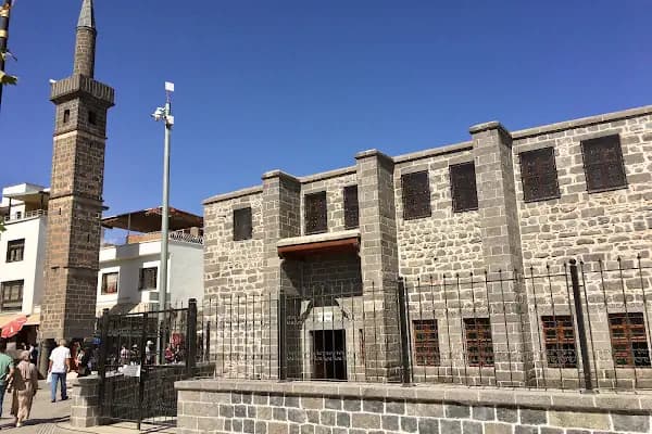 Dört Ayaklı Minare - Cami - Diyarbakır Çermik