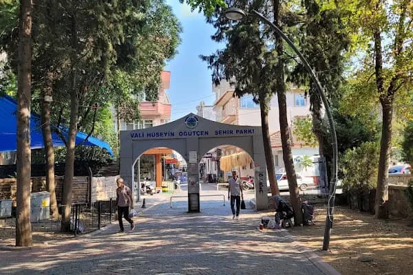 Vali Hüseyin Öğütçen Parkı - Park - İzmir Bergama