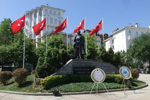 Atatürk Meydanı - Park - İstanbul Kâğıthane