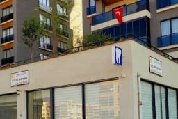 Dt. Özlem Öztürk, Diş Hekimi