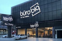 Bürobig / By OVALI Showroom