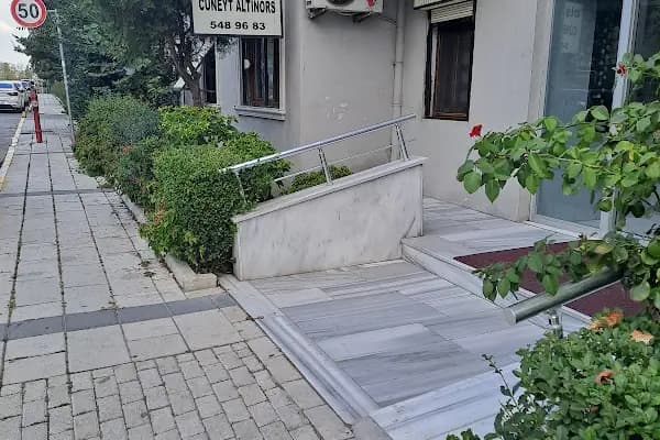 Cuneyt Altinors - Diş Kliniği - İstanbul Sultanbeyli