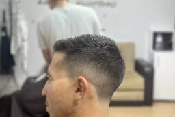 EMEL'S. KUAFÖR SALONU