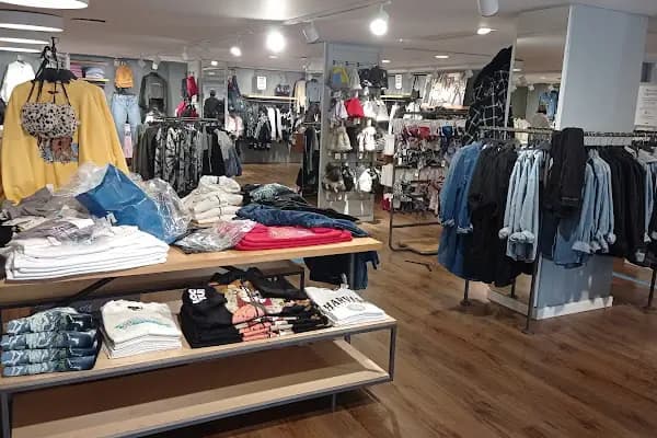 Mavi - Alanya Cadde - Giyim mağazası - Antalya Finike