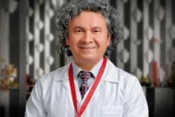 Prof. Dr. Şeyhmus Arı - Göz Hastalıkları Uzmanı