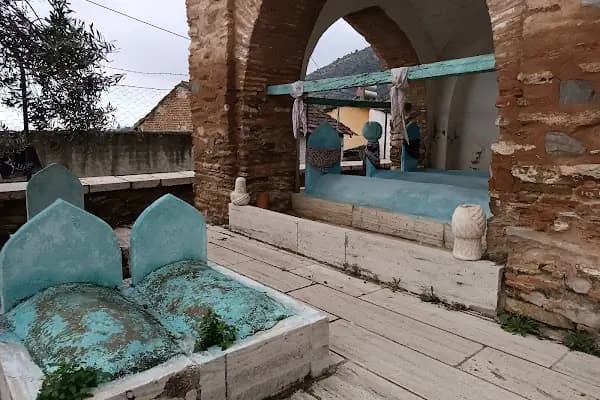Cinli Mescit ve Türbesi - Tarihi Yer - İzmir Bayındır