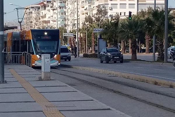 Bostanlı İskele Tramvay Durağı - Büyük Şehir Tren Şirketi - İzmir Konak