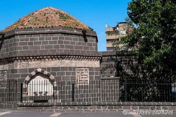 Sarı Saltug Türbesi - İbadethane - Diyarbakır Bağlar