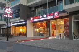 KIRMIZI BEYAZ ET EVİ by Melih