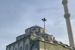 Tayakadın Merkez Camii