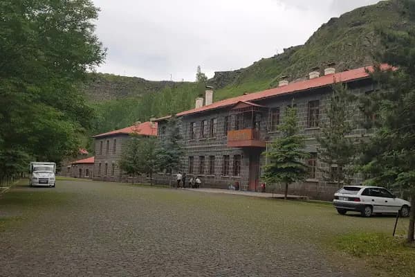 Kafkas Üniversitesi Güzel Sanatlar Fakültesi - Okul - Kars Kars Merkez