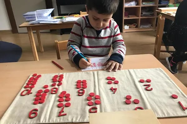 Ataşehir Mavi Şapka Montessori - Resim 13