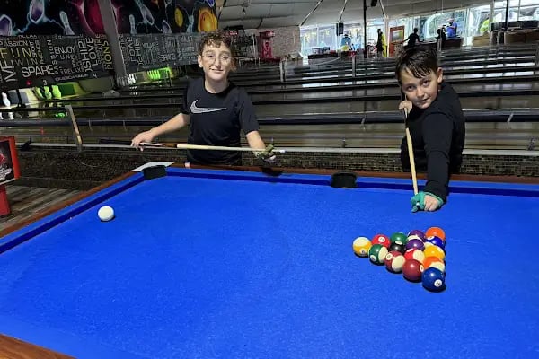 S Bowling Center - Resim 4