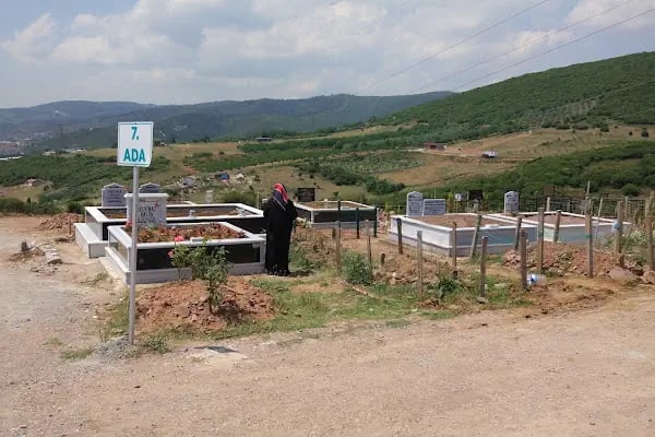 17 Ağustos Deprem Şehitliği - Resim 3
