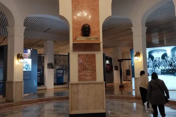 Türkiye İş Bankası Ankara Şubesi - Resim 4