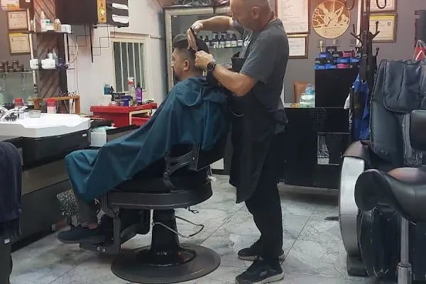 Altın Makas Saç Tasarım Erkek Kuaförü - Resim 17