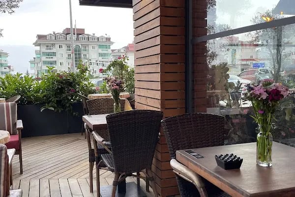 Flore Cafe Bistro - Resim 6