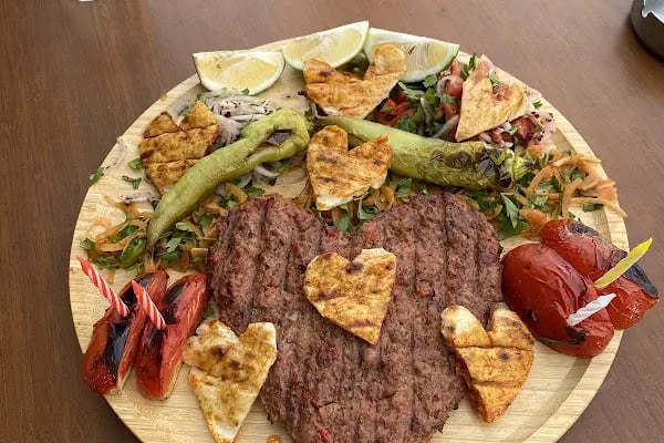 İzzEt (Restoran-Kasap-Şarküteri) - Resim 3