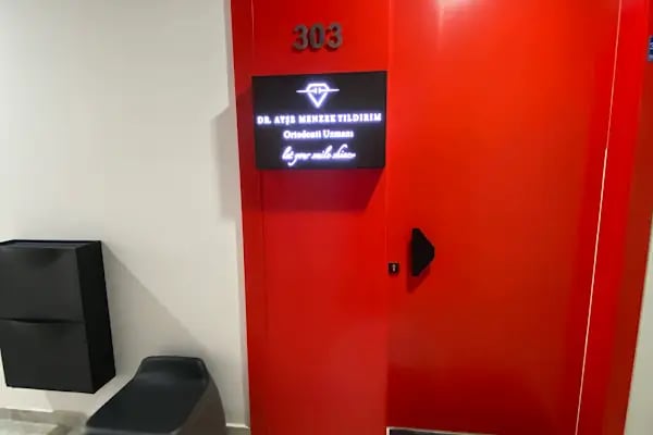 Uzm. Dt. Ayşe Menzek Yıldırım Ortodonti Kliniği, Konya Ortodonti Uzmanı, Şeffaf Plak Tedavisi, Diş Teli Uygulaması - Resim 4