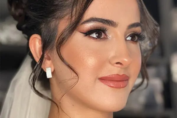 BURCU ŞANLI VIP HAİR MAKEUP STUDİO Gelin,Kına,Nişan,Söz Başı Saçı Türbanı Makyajı - Resim 12