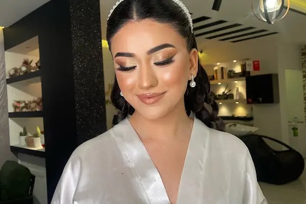 BURCU ŞANLI VIP HAİR MAKEUP STUDİO Gelin,Kına,Nişan,Söz Başı Saçı Türbanı Makyajı - Resim 14
