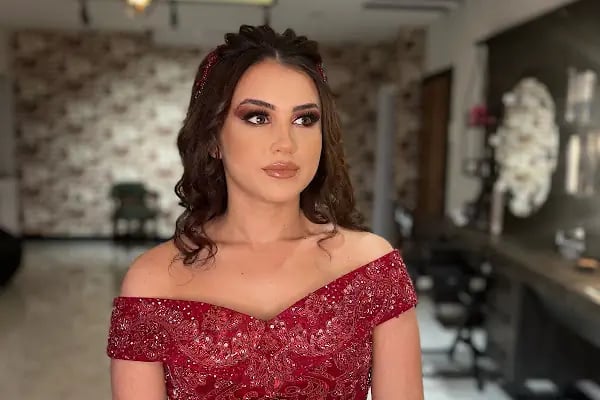 BURCU ŞANLI VIP HAİR MAKEUP STUDİO Gelin,Kına,Nişan,Söz Başı Saçı Türbanı Makyajı - Resim 3