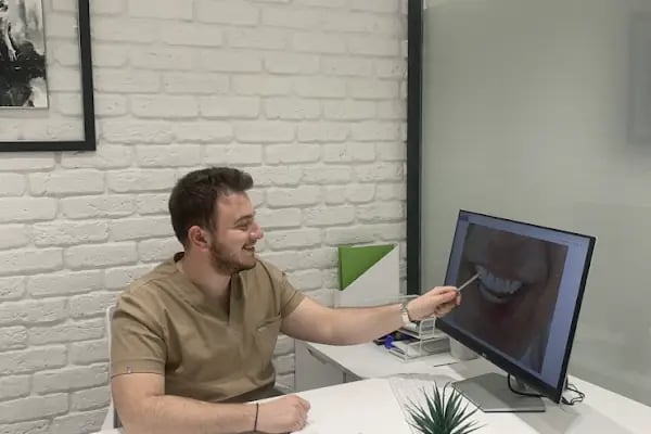 Dt.Burak Irkörücü(Nilüfer Fsm Diş hekimi - Bursa implant tedavisi- estetik gülüş tasarımı-zirkonyum protez uygulaması) - Resim 3