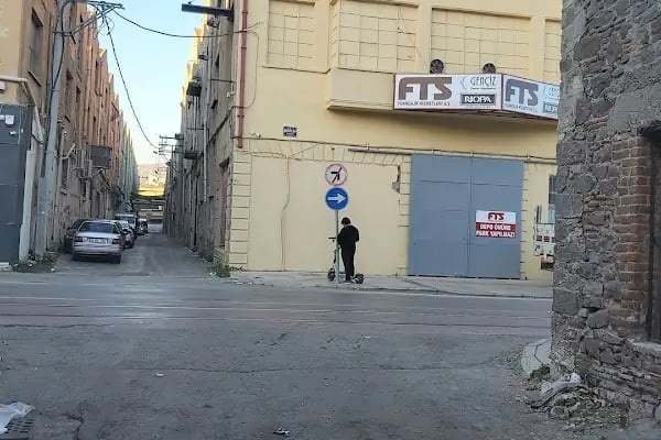 T.C. İzmir Valiliği İl Göç İdaresi Müdürlüğü Kayıt Güncelleme Merkezi - Resim 3
