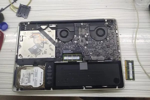 Ümraniye Bilgisayar Tamiri ve Servisi-Üstün Bilgisayar (Tüm Notebook Modelleri, Macbook Pro,Air, İmac) Menteşe Onarımı - Resim 4