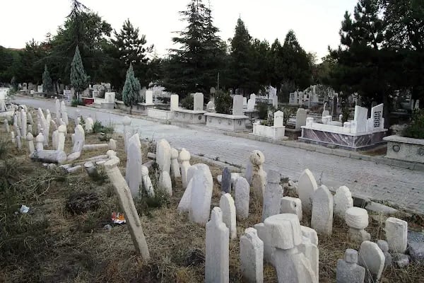Akşehir İlçe Mezarlık - Resim 1