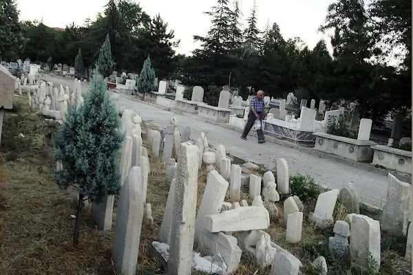 Akşehir İlçe Mezarlık - Resim 17