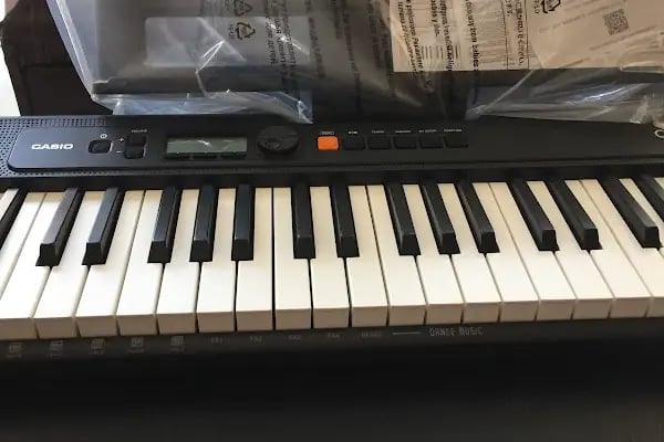 Music house Store Mahmutlar Bağlama Gitar Keman Piyano Şan dersi ve Konservatuvar hazırlık Eğitimi ve Enstrüman satışı - Resim 18