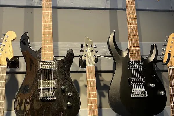 Music house Store Mahmutlar Bağlama Gitar Keman Piyano Şan dersi ve Konservatuvar hazırlık Eğitimi ve Enstrüman satışı - Resim 4