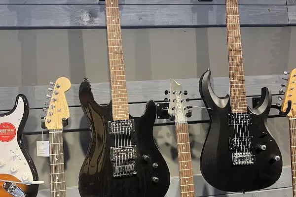 Music house Store Mahmutlar Bağlama Gitar Keman Piyano Şan dersi ve Konservatuvar hazırlık Eğitimi ve Enstrüman satışı - Resim 12