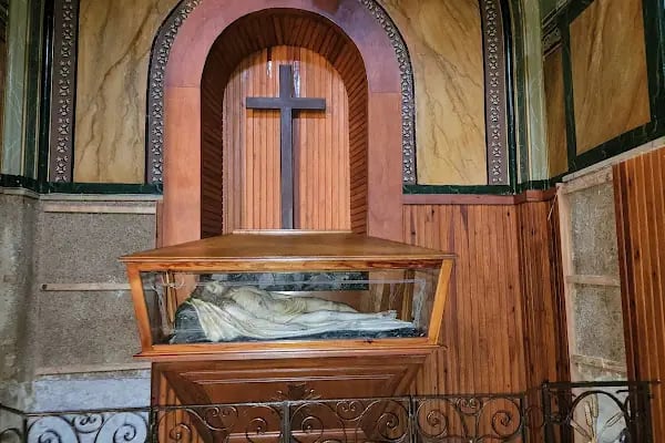 Aziz Polikarp Katolik Kilisesi + St. Polycarp Catholic Church - Resim 11