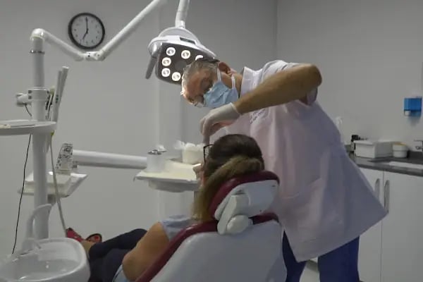 Özel İzmirdiş Ağız ve Diş Sağlığı Polikliniği Yeşilyurt Şubesi - Resim 12