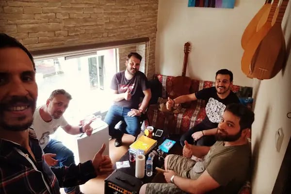 YÖRÜK MÜZİK ALETLERİ EĞİTİM VE SATIŞI - Resim 4