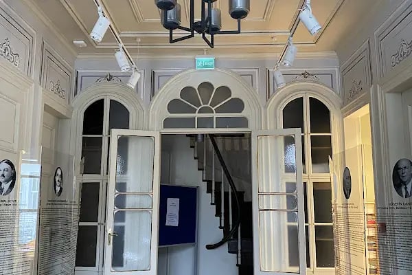 Büyükada Edebiyat Müze Kütüphanesi - Resim 17