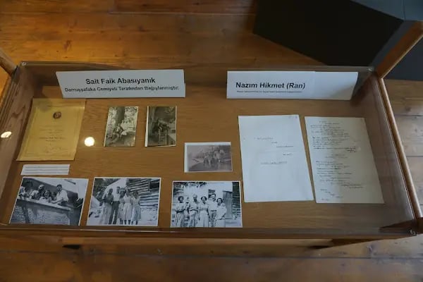 Büyükada Edebiyat Müze Kütüphanesi - Resim 4